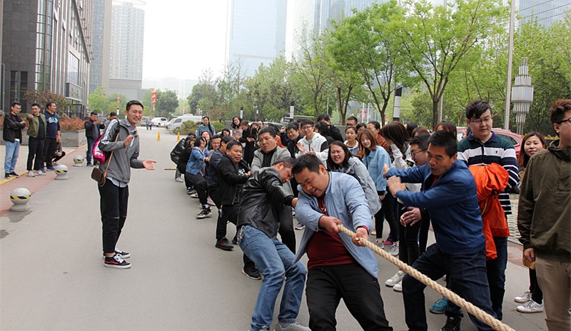 K8凯发集团工会组织进行春季拔河角逐