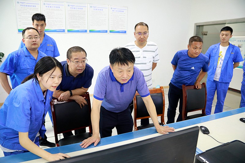 熊良虎在镇安污水处置厂调研时指出：以守护人民人民喝上干净的水、安心的水为启程点，助力打好碧水保卫战