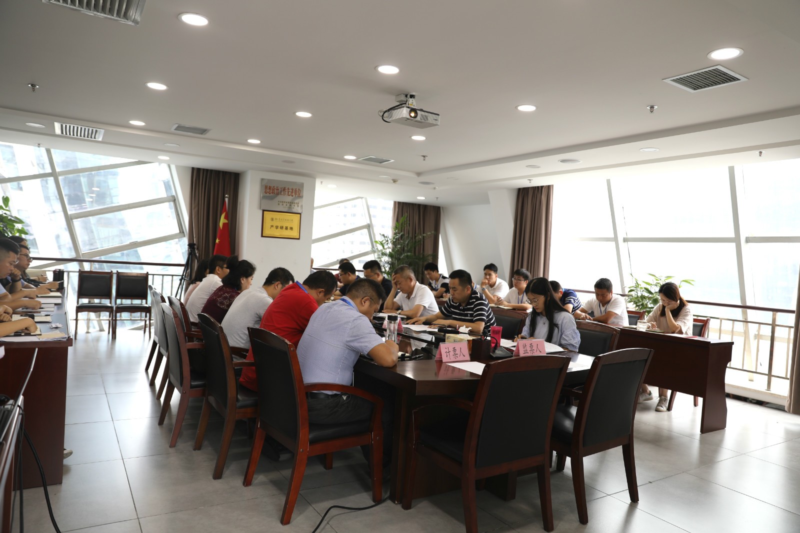 水环境公司党支部召开党员大会