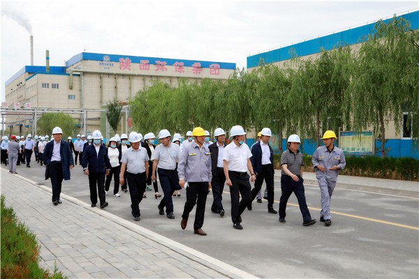 K8凯发集团复工复产促增长项目观摩会议与会人员走进大秦国源三秦环保秦国园区在榆项目