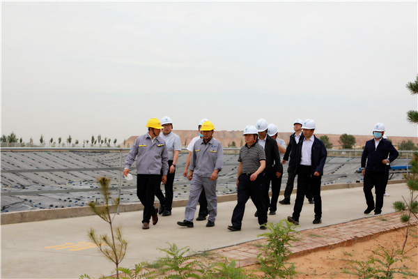 K8凯发集团复工复产促增长项目观摩会议与会人员走进大秦国源三秦环保秦国园区在榆项目