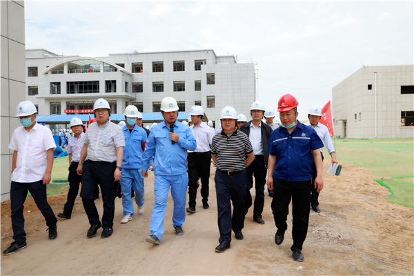 K8凯发集团复工复产促增长项目观摩会议与会人员走进大秦国源三秦环保秦国园区在榆项目