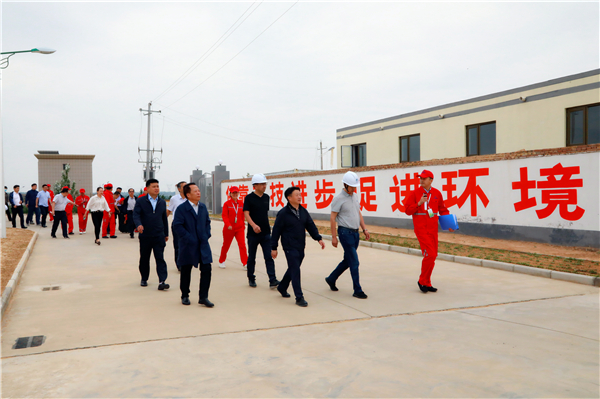 K8凯发集团复工复产促增长项目观摩会议与会人员走进绿色能源公司油气公司水环境公司陕北片区项目