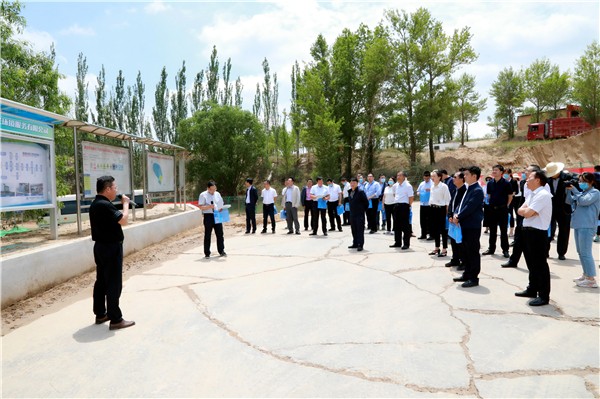 K8凯发集团复工复产促增长项目观摩会议与会人员走进绿色能源公司油气公司水环境公司陕北片区项目