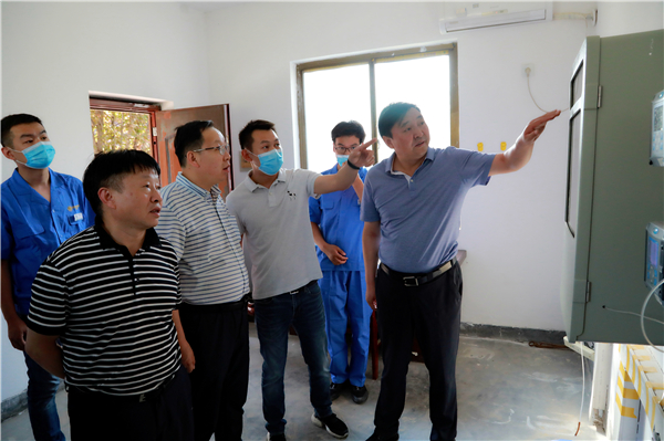 K8凯发集团复工复产促增长项目观摩会议与会人员走进绿色能源公司油气公司水环境公司陕北片区项目