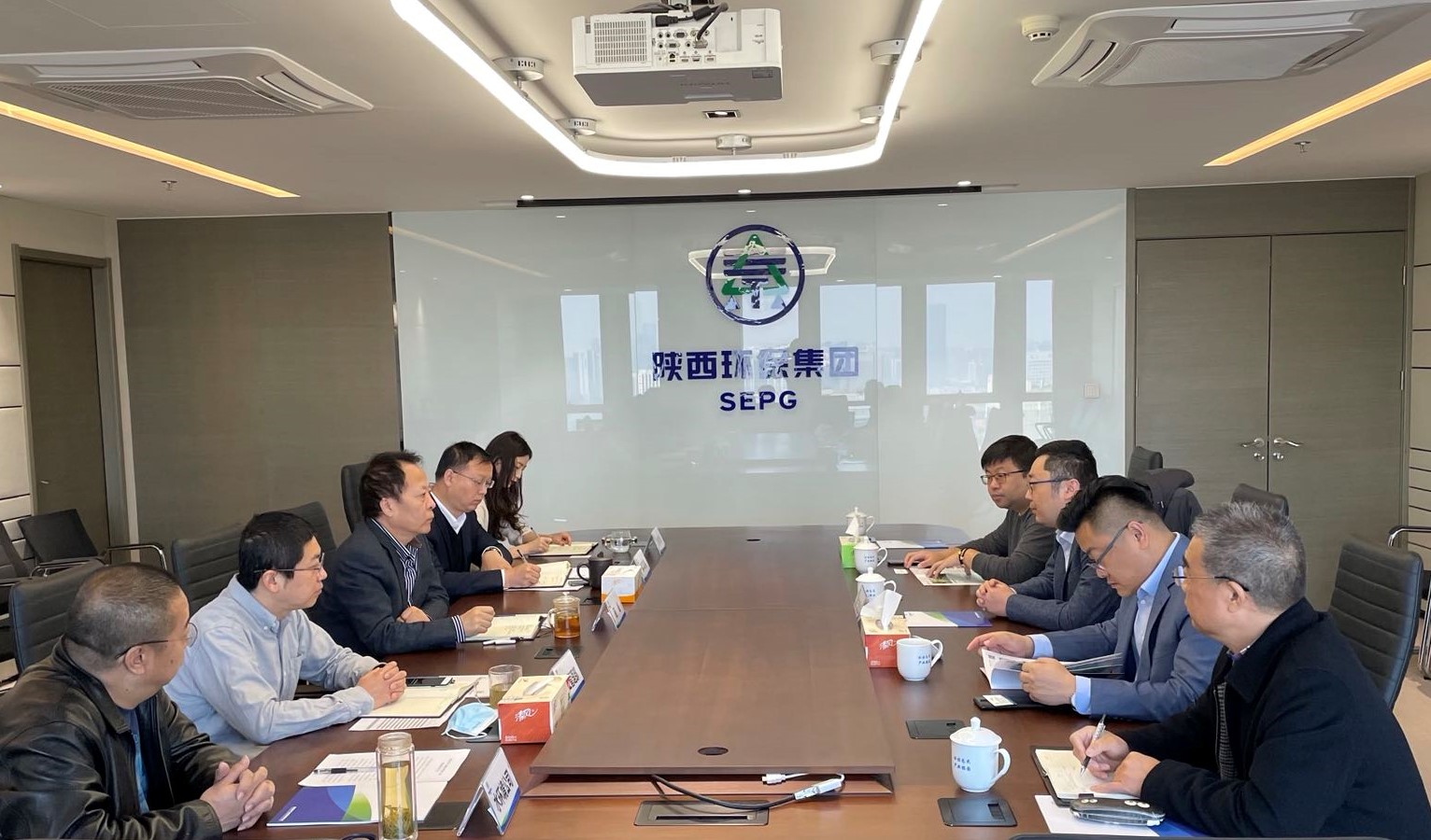 K8凯发集团与南方创业科技公司互换座谈