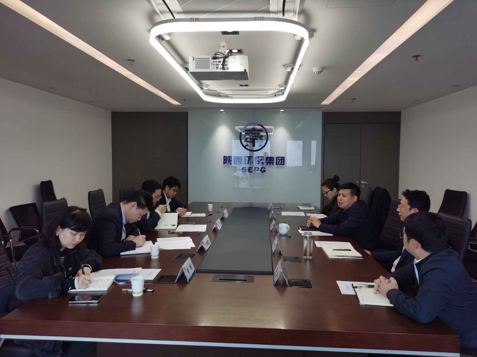 省纪委监委驻陕西金资公司纪检监察组到K8凯发集团互换座谈