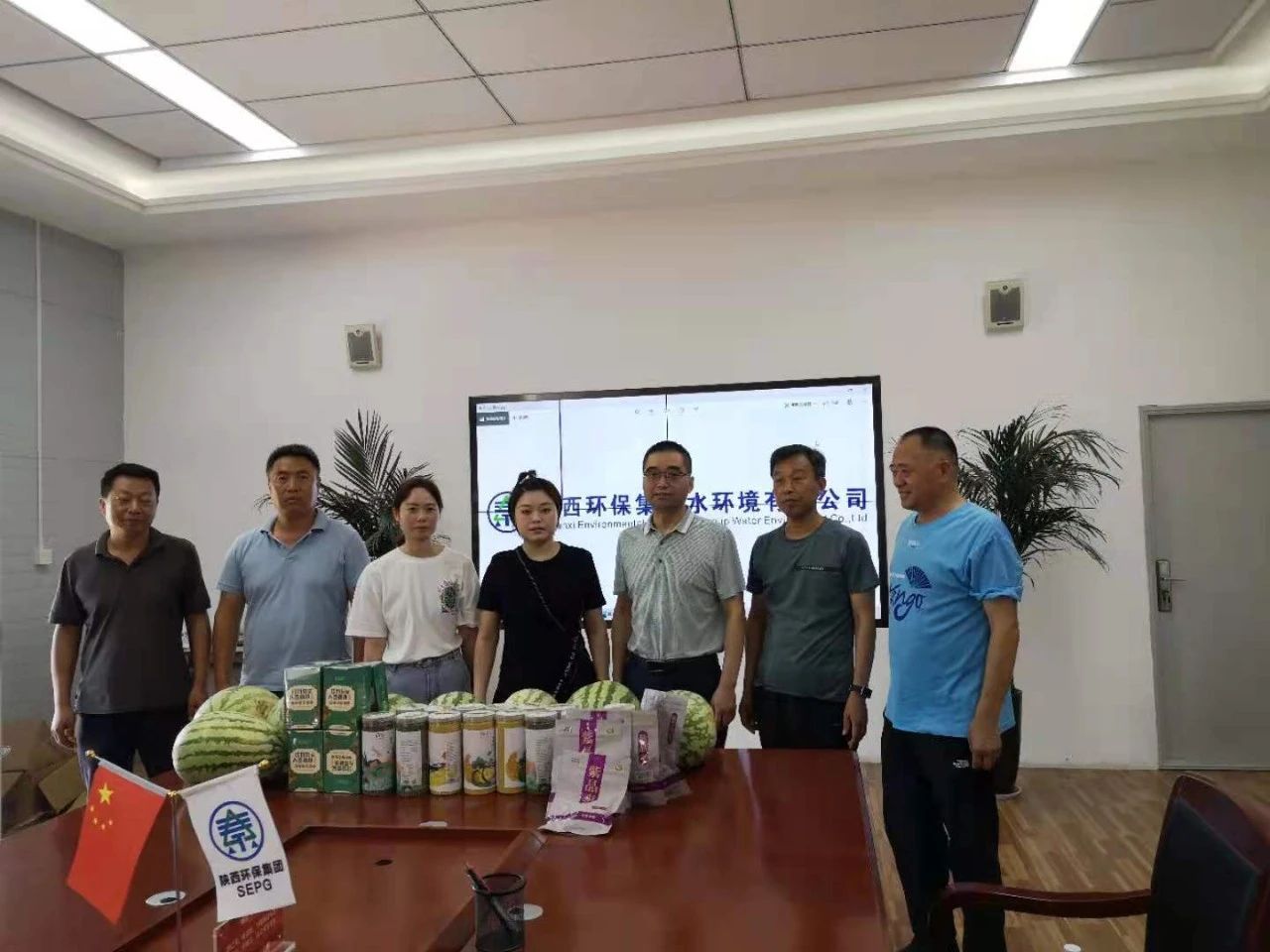 水环境公司发展“情系职工 夏送清冷”慰问活动