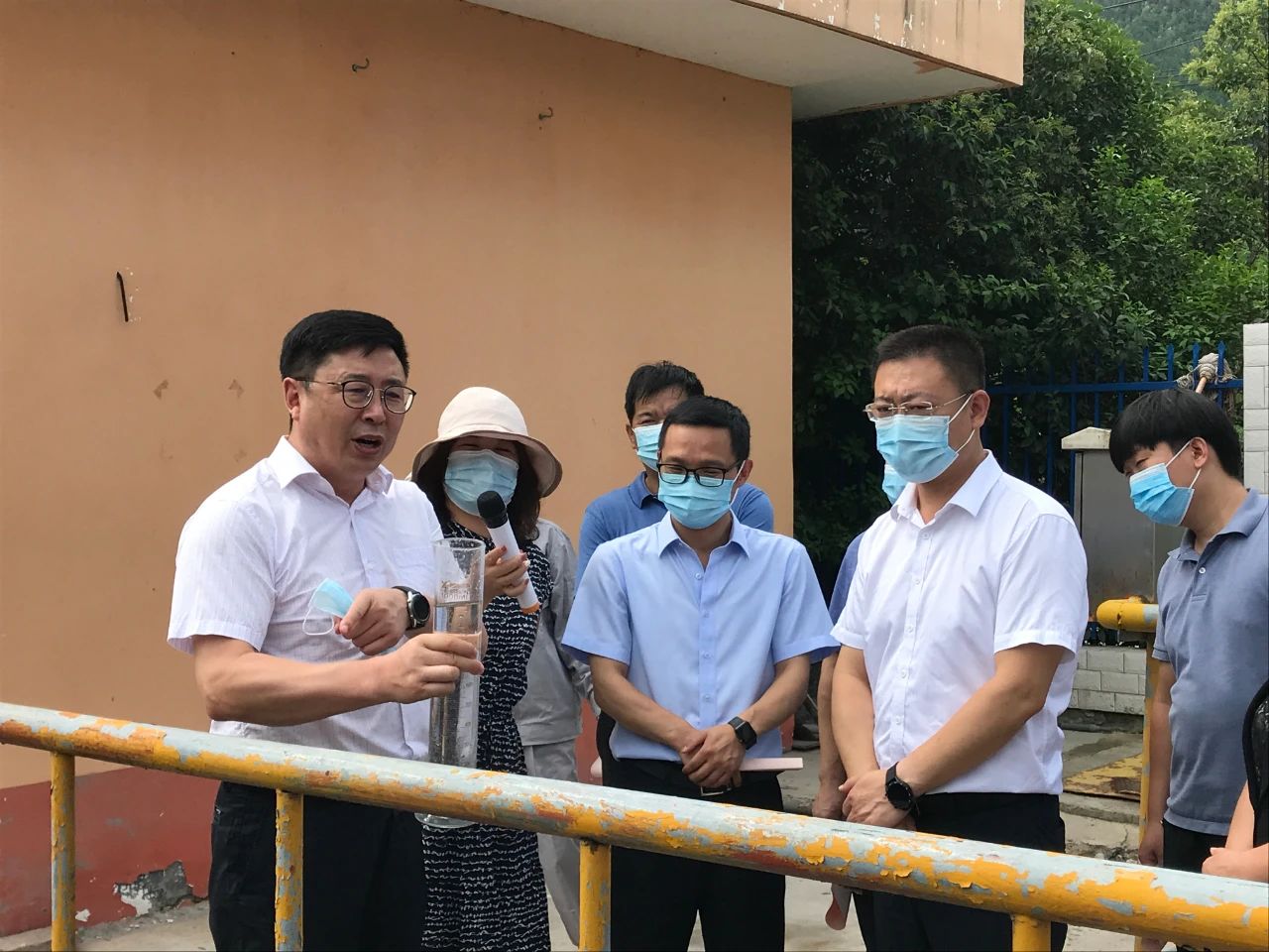 丹凤县政协主席周建政一行到丹凤县污水处置厂发展县域生态环境；ぷㄌ獾餮