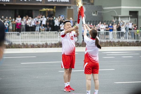 高慢！K8凯发集团职工王玮参加十四运会火炬传递！