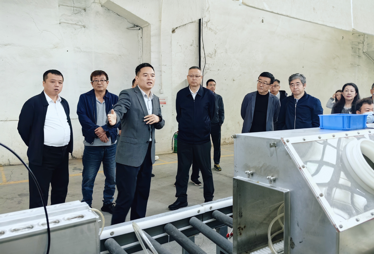 郝军亮带队在奥林波斯电力能源公司产品试验基地调研